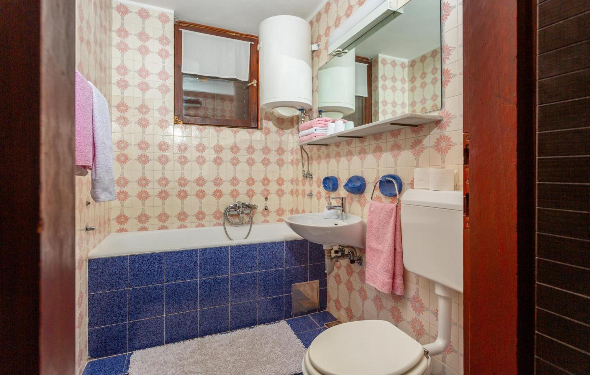 3 Bedroom Stunning Apartment In Krk Krk Town Eksteriør billede
